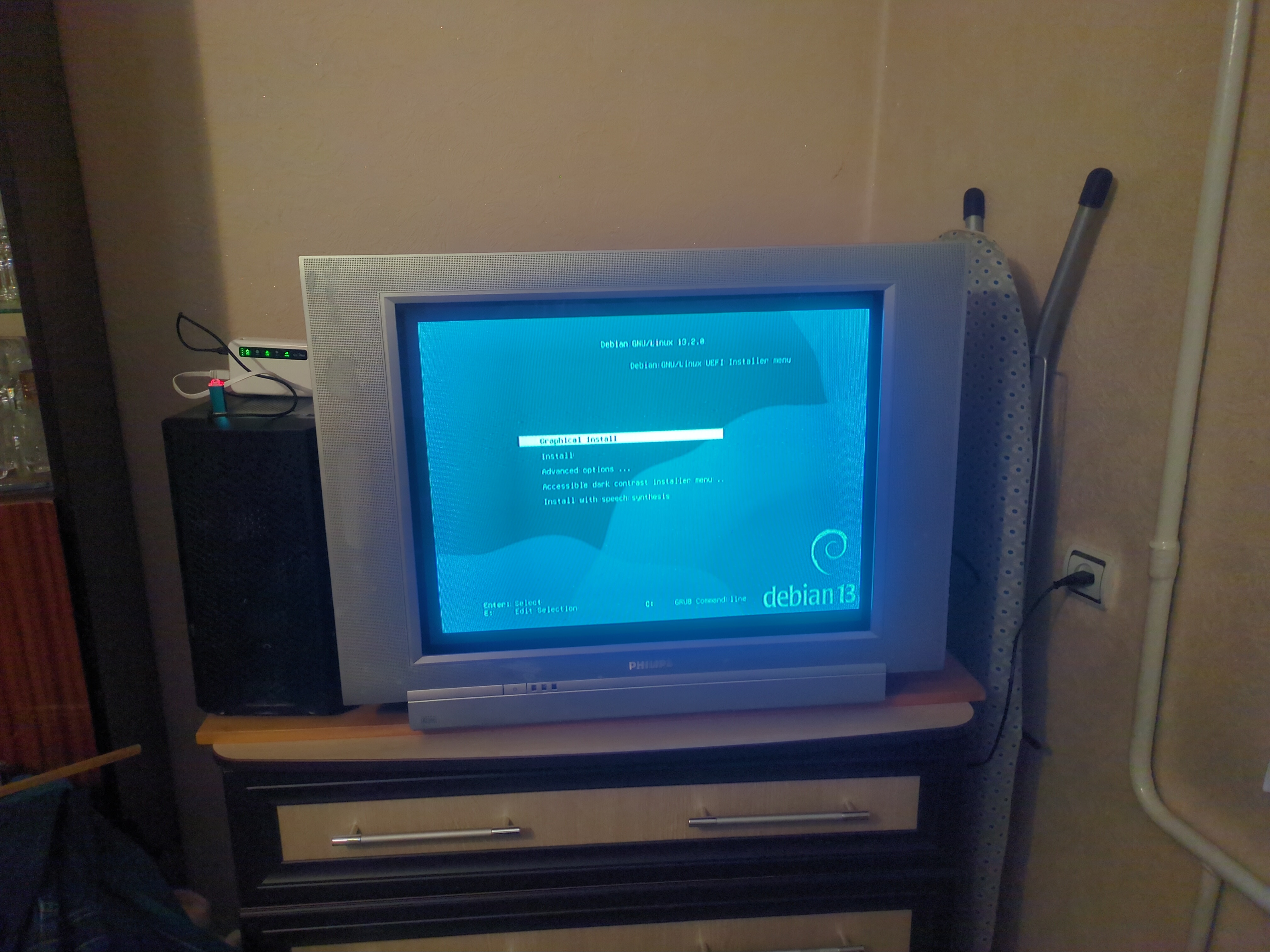 кинескопный телевизор и серверный пк